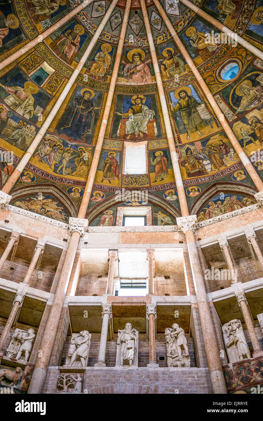 Parma, affreschi dipinti e sculture nel Battistero della Basilica Cattedrale Foto Stock