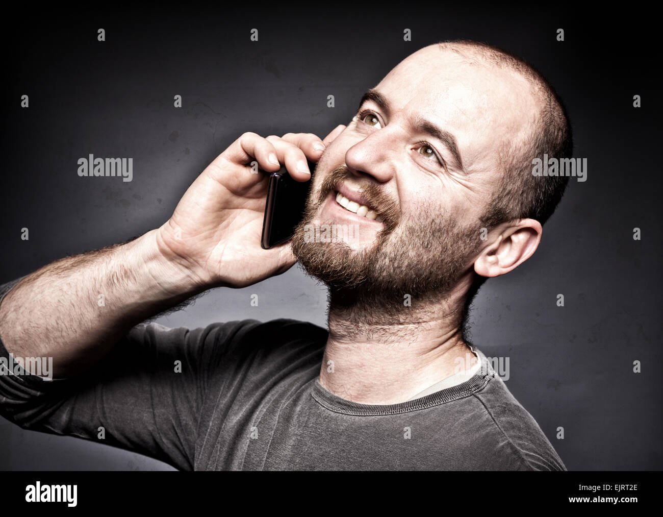 Ritratto di uomo parlare al mobile Foto Stock