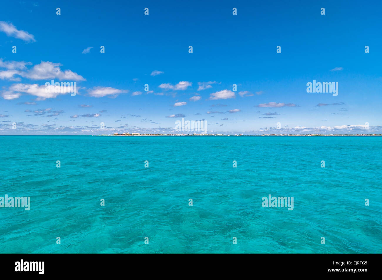 Mare tropicale e Isla Mujeres costa vista dal mare in Cancun, Messico Foto Stock