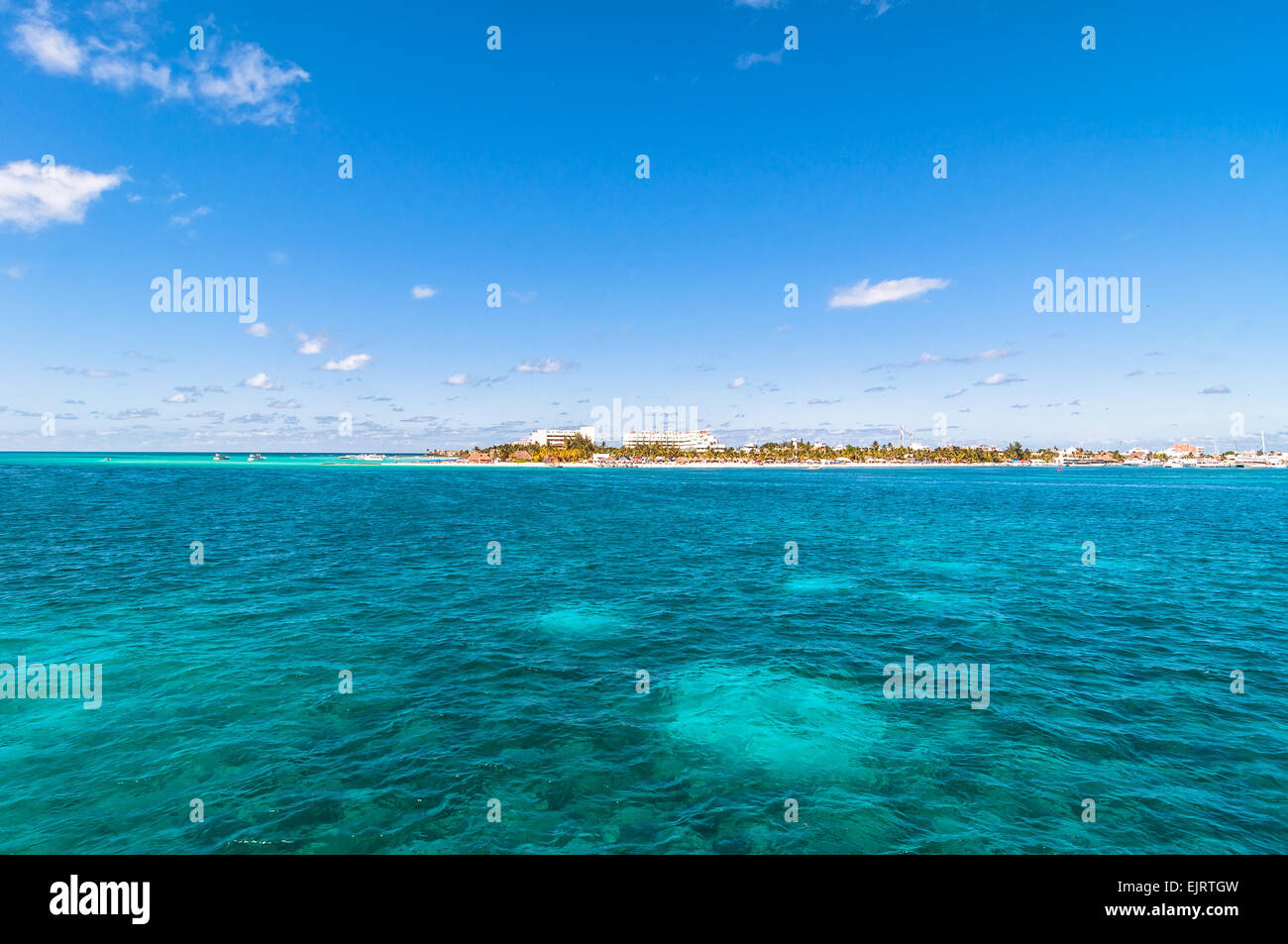 Mare tropicale e Isla Mujeres costa vista dal mare in Cancun, Messico Foto Stock
