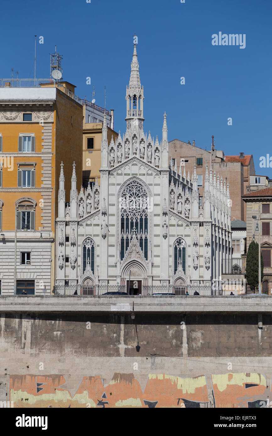 Chiesa del Sacro Cuore del Suffragio e altri edifici lungo il fiume Tevere durante il giorno Foto Stock