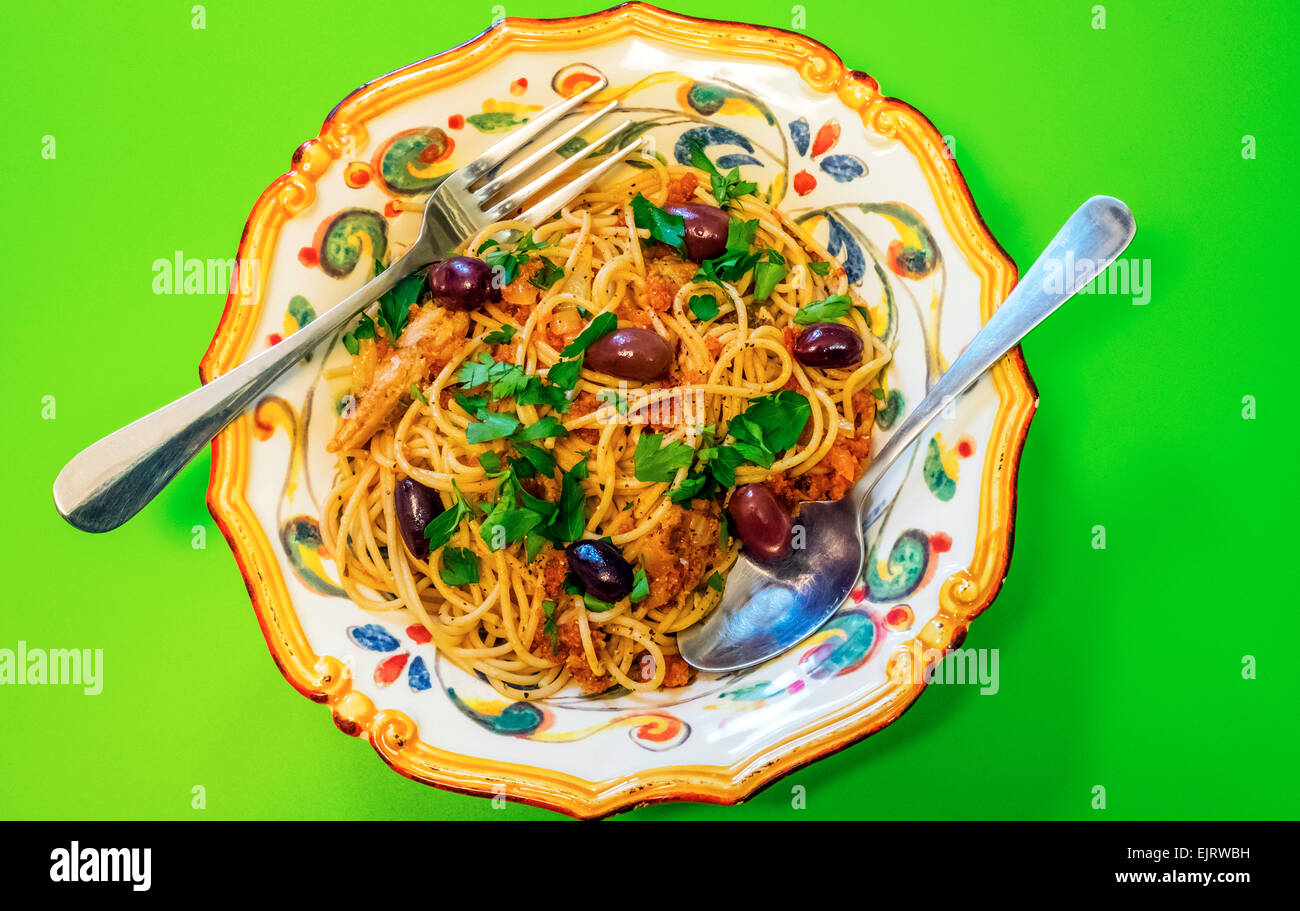 Il siciliano spaghetti con le sardine e le olive in un recipiente ornati Foto Stock