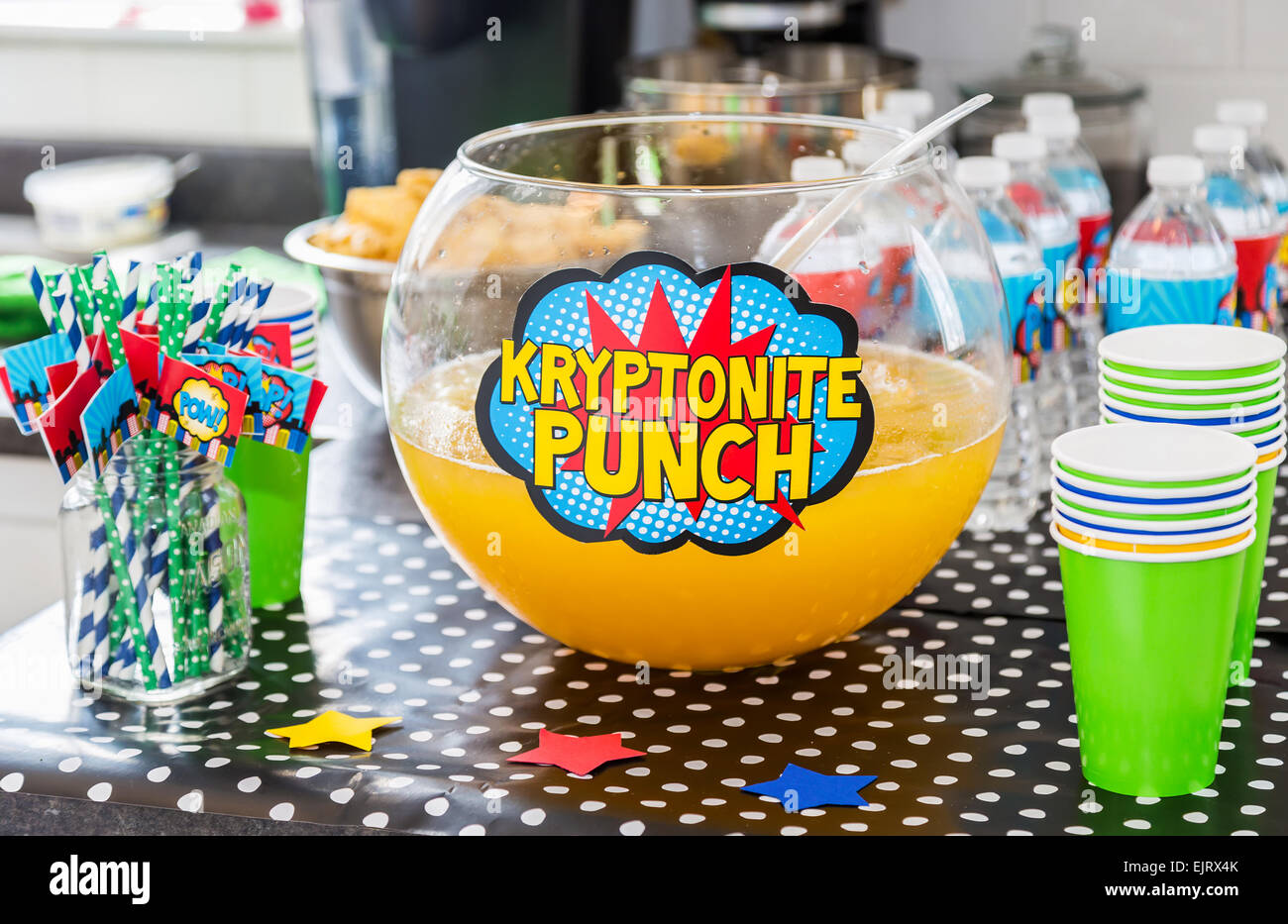 Rinfreschi in un bambino festa di compleanno con un tema di supereroi. Foto Stock