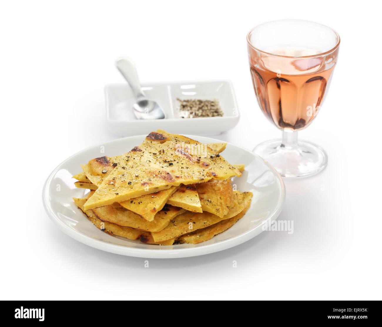 Socca, farinata di ceci, pancake con vino rosato su sfondo bianco Foto Stock