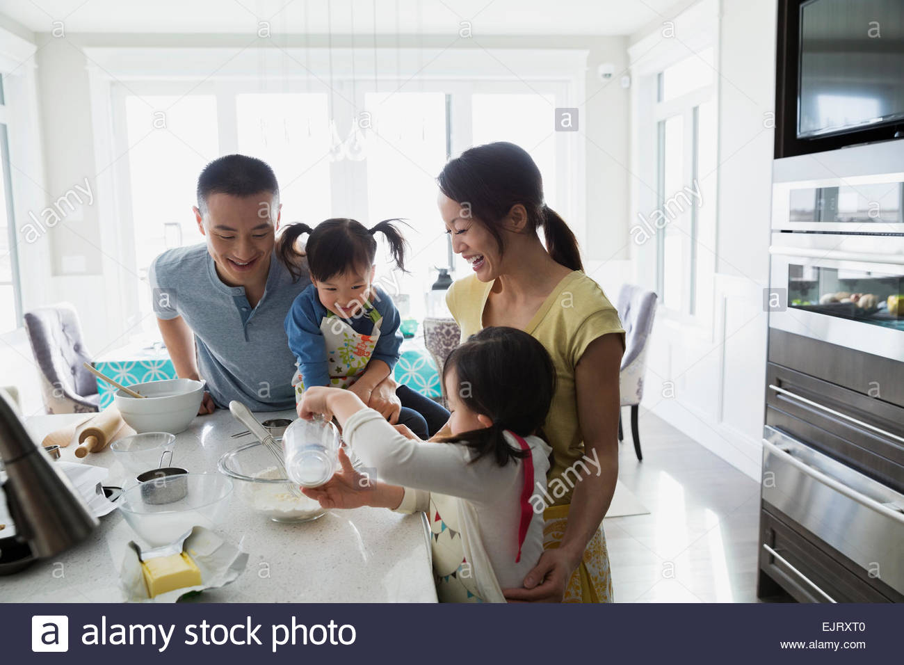 Famiglia cottura in cucina Foto Stock