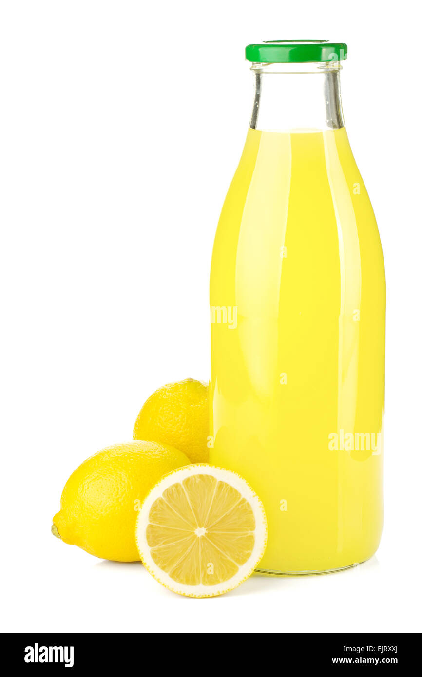 Bottiglia di succo di limone e limoni freschi. Isolato su sfondo bianco Foto Stock