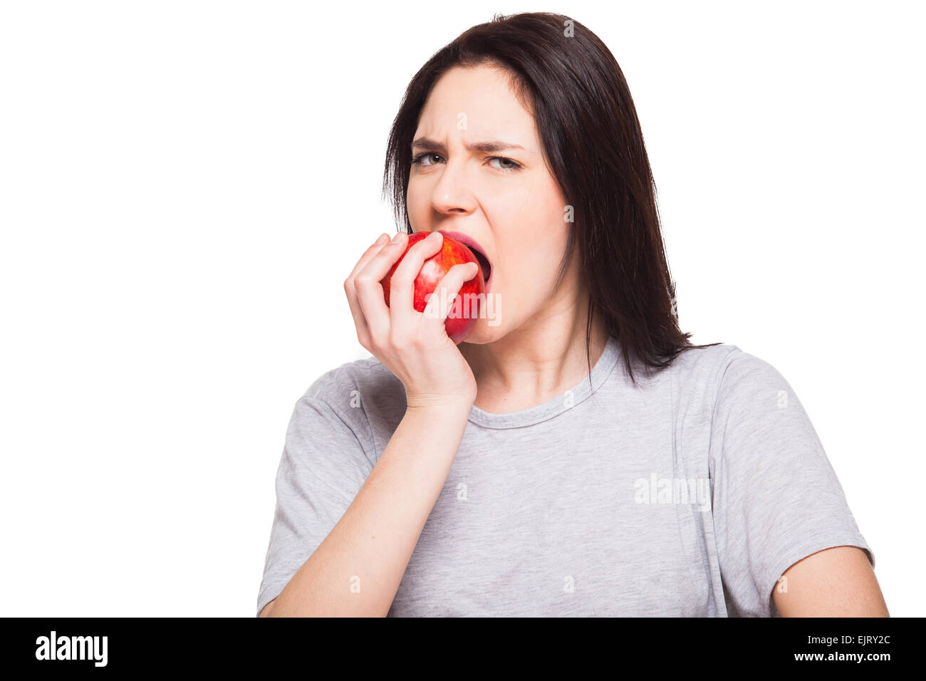 Giovane donna di mangiare un apple isolato su bianco Foto Stock