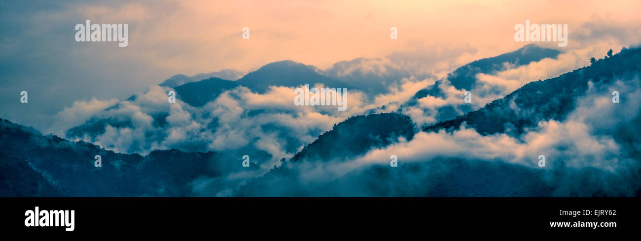 Suggestivo panorama della valle nuvoloso in Arunachal Pradesh, India Foto Stock