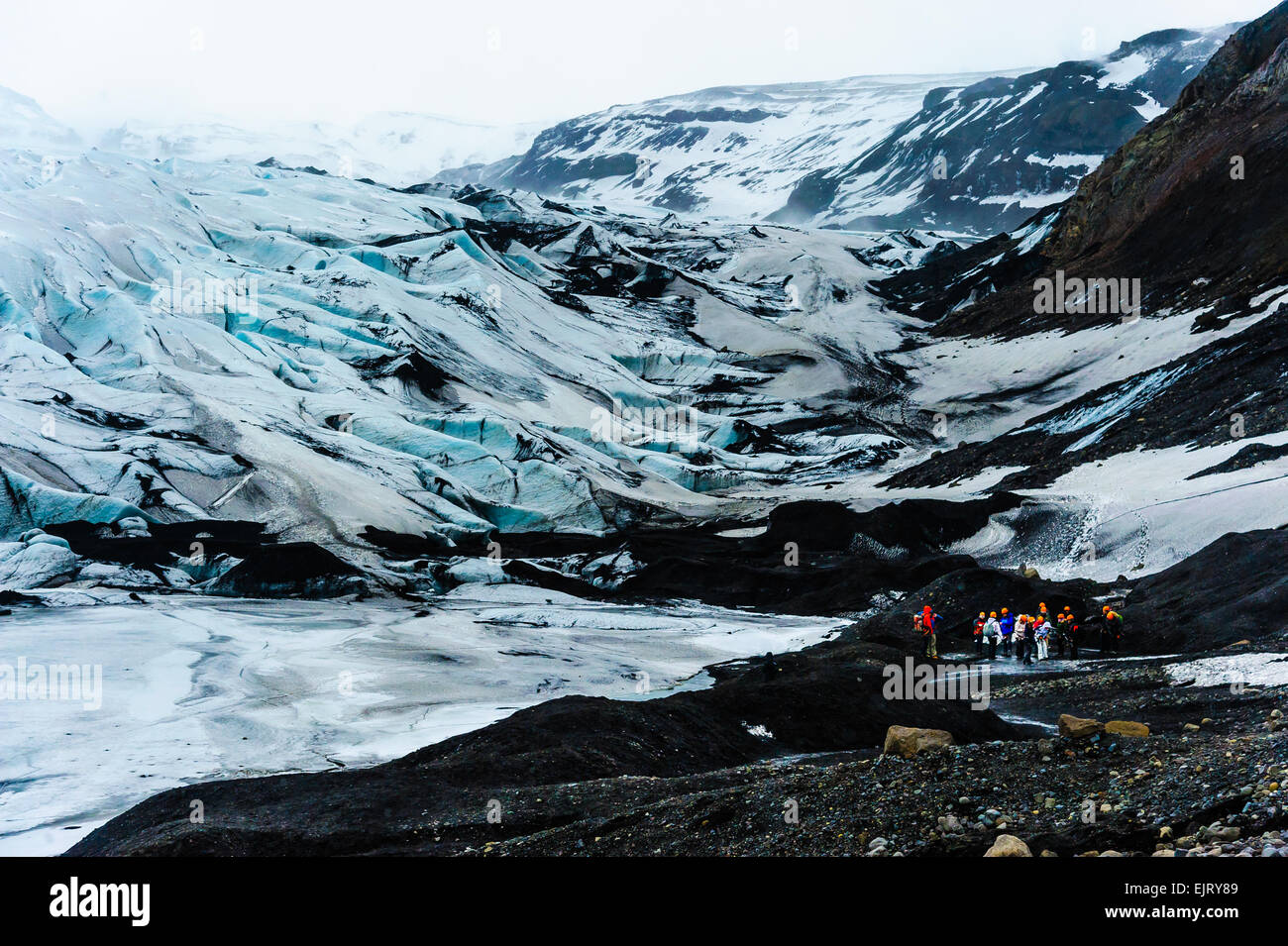 Gli escursionisti trek attraverso Skaftafell ghiacciaio in Islanda Foto Stock