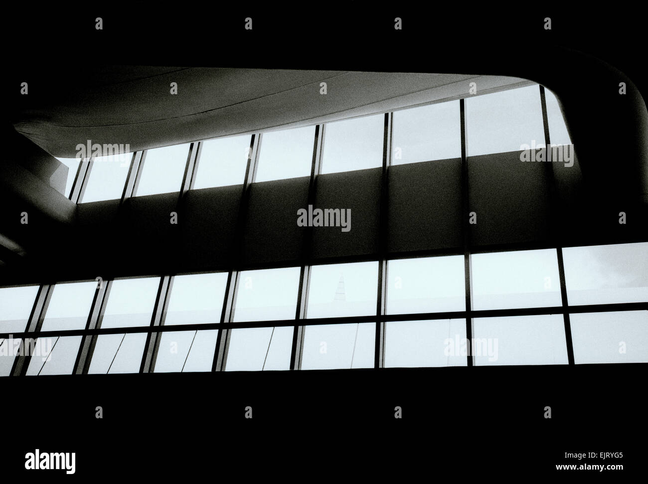 Edificio di architettura moderna a Sukhumvit in Bangkok, in Thailandia, nel Sud-Est Asiatico. Bella Urban modernity City Design Viaggi b&w Foto Stock