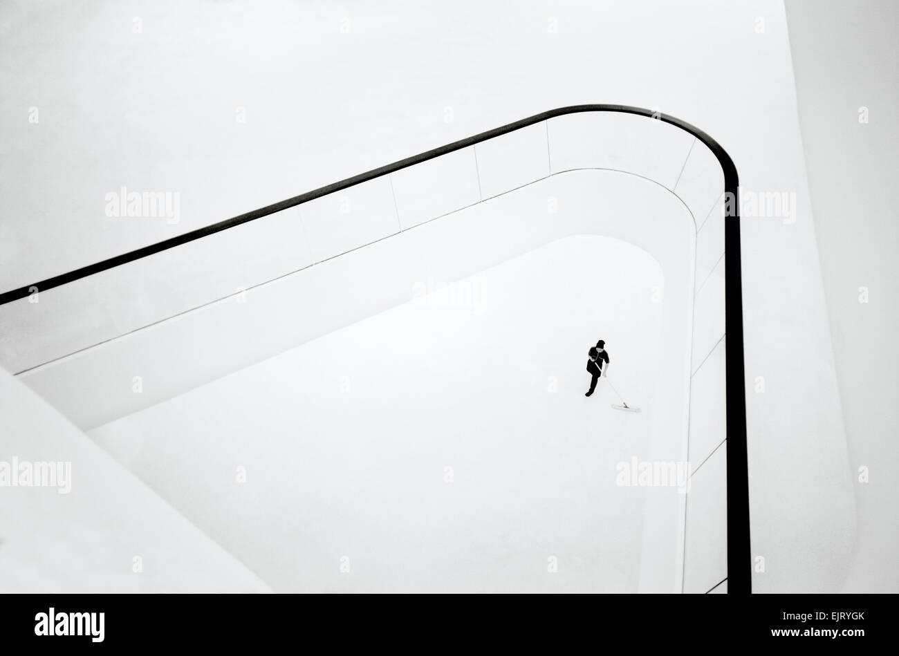 Edificio di architettura moderna a Sukhumvit in Bangkok, in Thailandia, nel Sud-Est Asiatico. Bella Urban modernity City Design Viaggi b&w Foto Stock