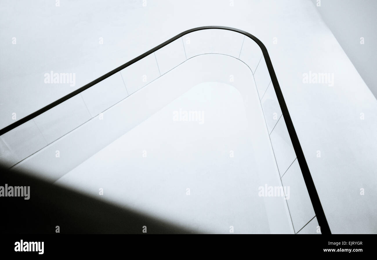 Edificio di architettura moderna a Sukhumvit in Bangkok, in Thailandia, nel Sud-Est Asiatico. Bella Urban modernity City Design Viaggi b&w Foto Stock