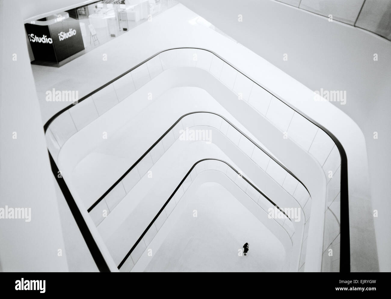 Edificio di architettura moderna a Sukhumvit in Bangkok, in Thailandia, nel Sud-Est Asiatico. Bella Urban modernity City Design Viaggi b&w Foto Stock