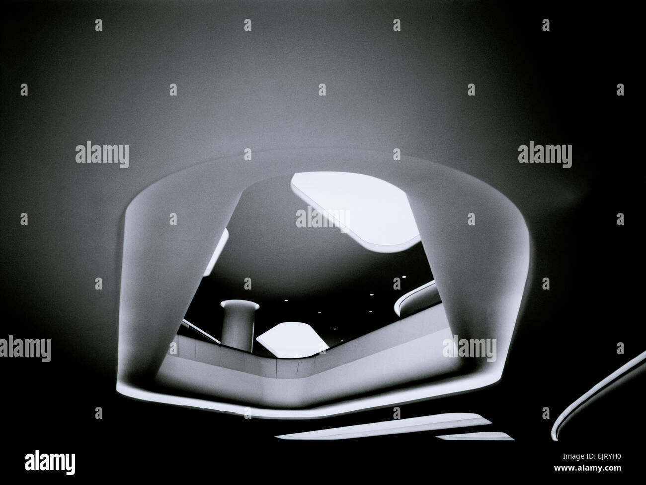 Edificio di architettura moderna a Sukhumvit in Bangkok, in Thailandia, nel Sud-Est Asiatico. Bella Urban modernity City Design Viaggi b&w Foto Stock