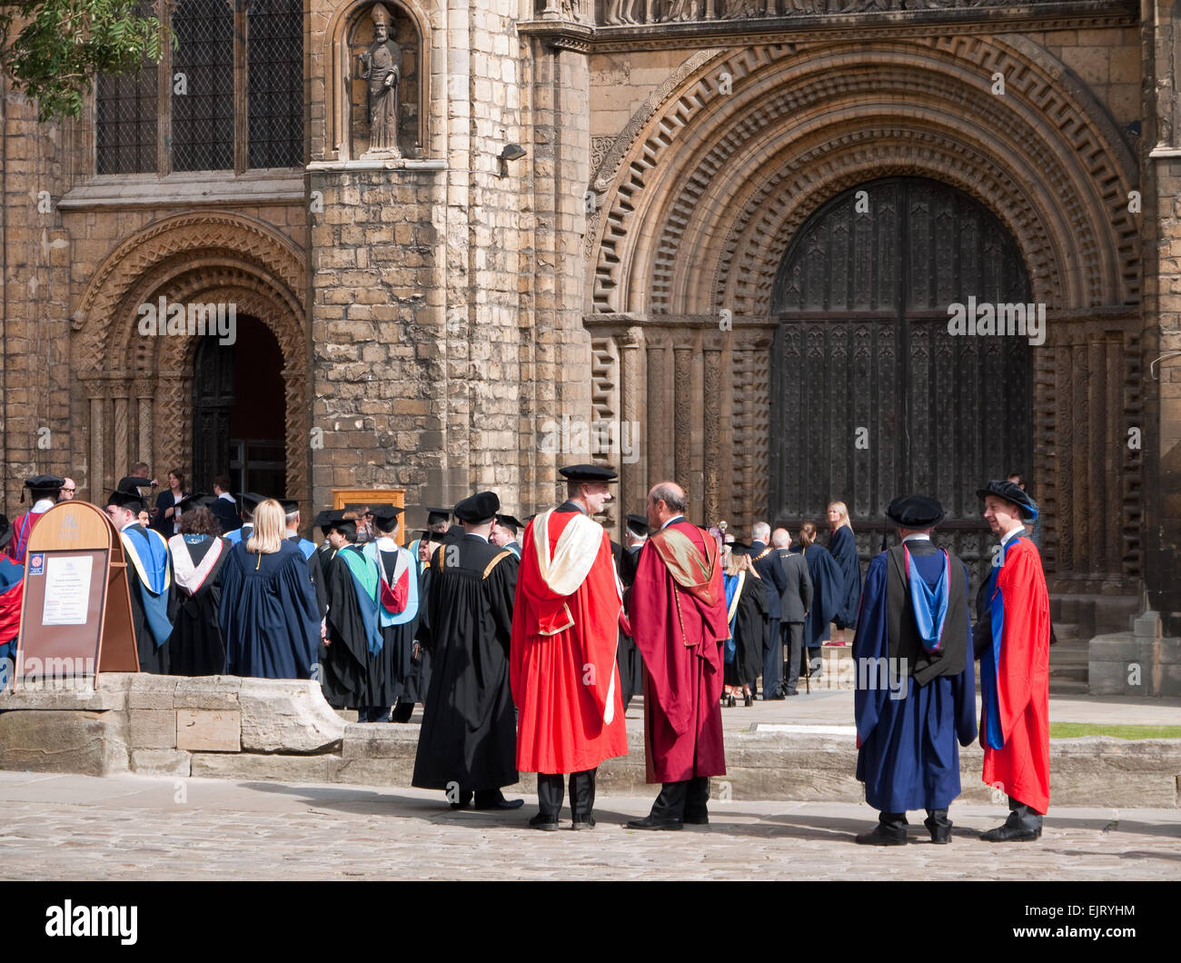 Università cerimonia di laurea di fronte Cattedrale di Lincoln, Lincolnshire, Inghilterra Foto Stock