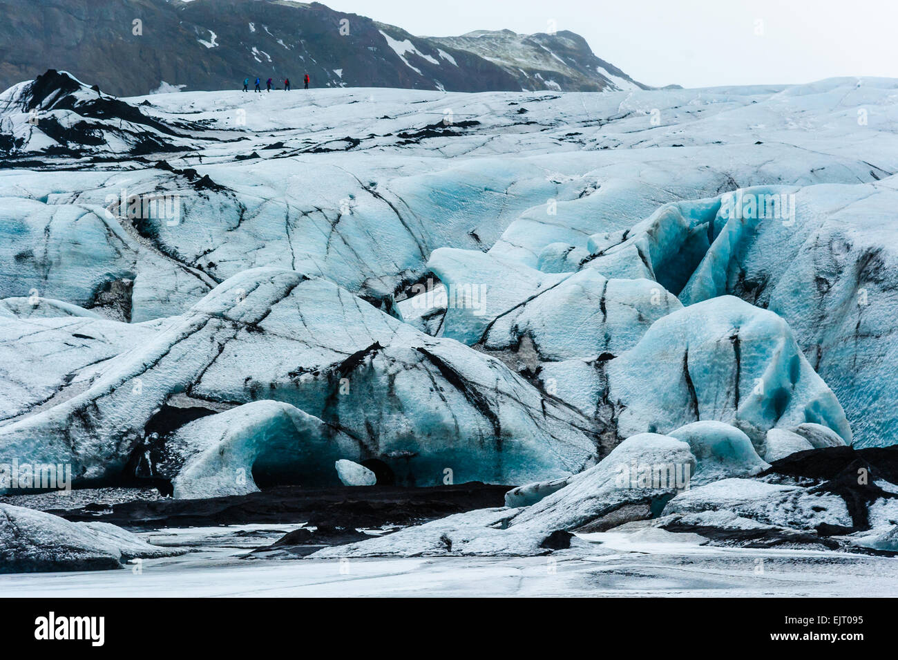 Gli escursionisti trek attraverso Skaftafell ghiacciaio in Islanda Foto Stock