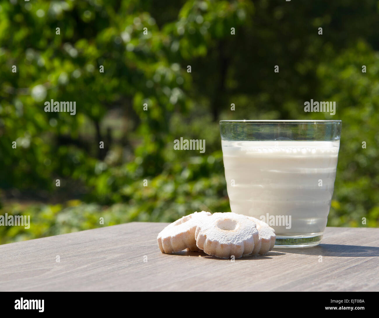 Foto di un bicchiere di latte con biscotti Foto Stock