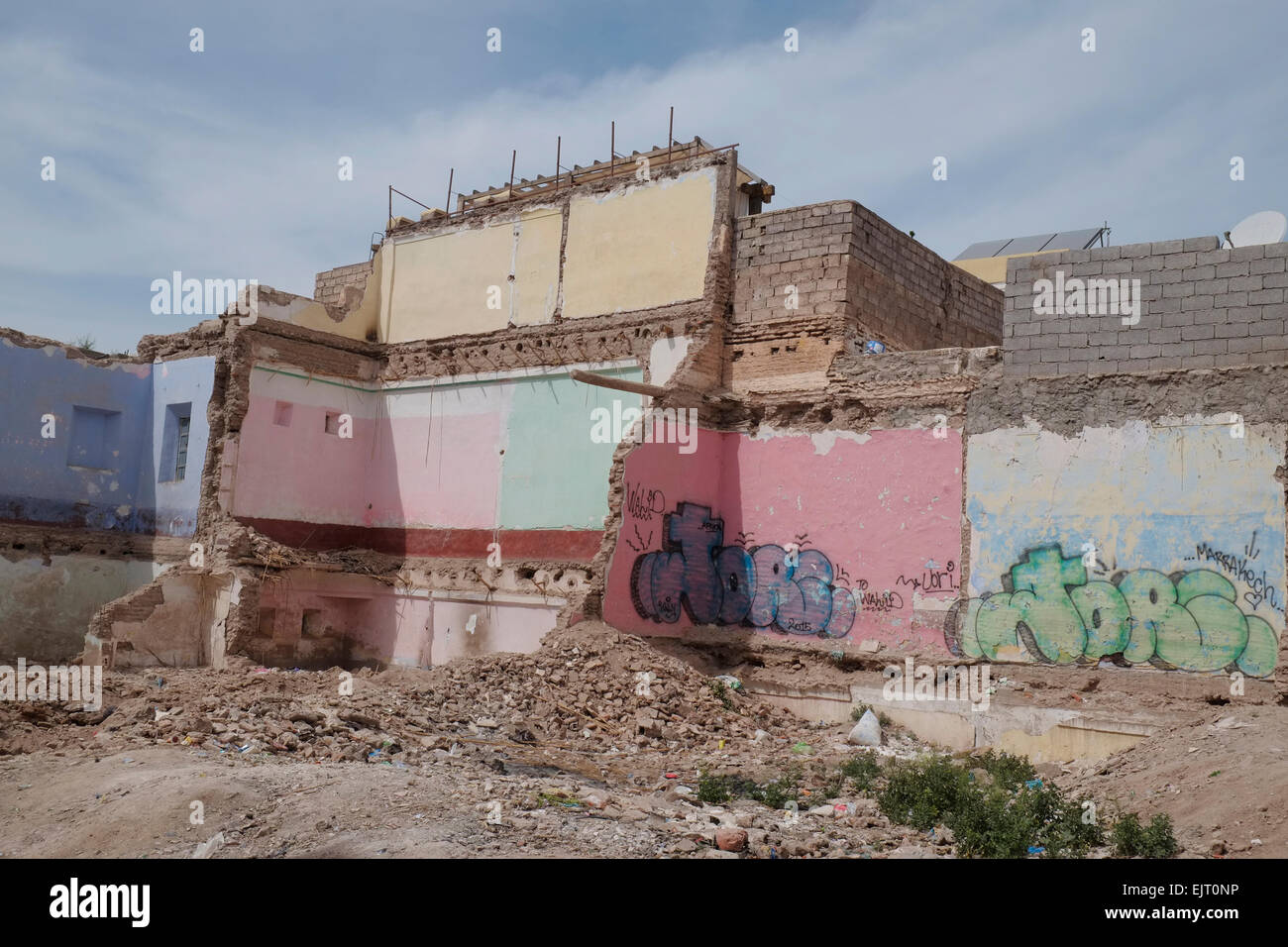 Un edificio sito con graffiti nella medina di Marrakech (Marrakech), Marocco, Africa del Nord. Foto Stock