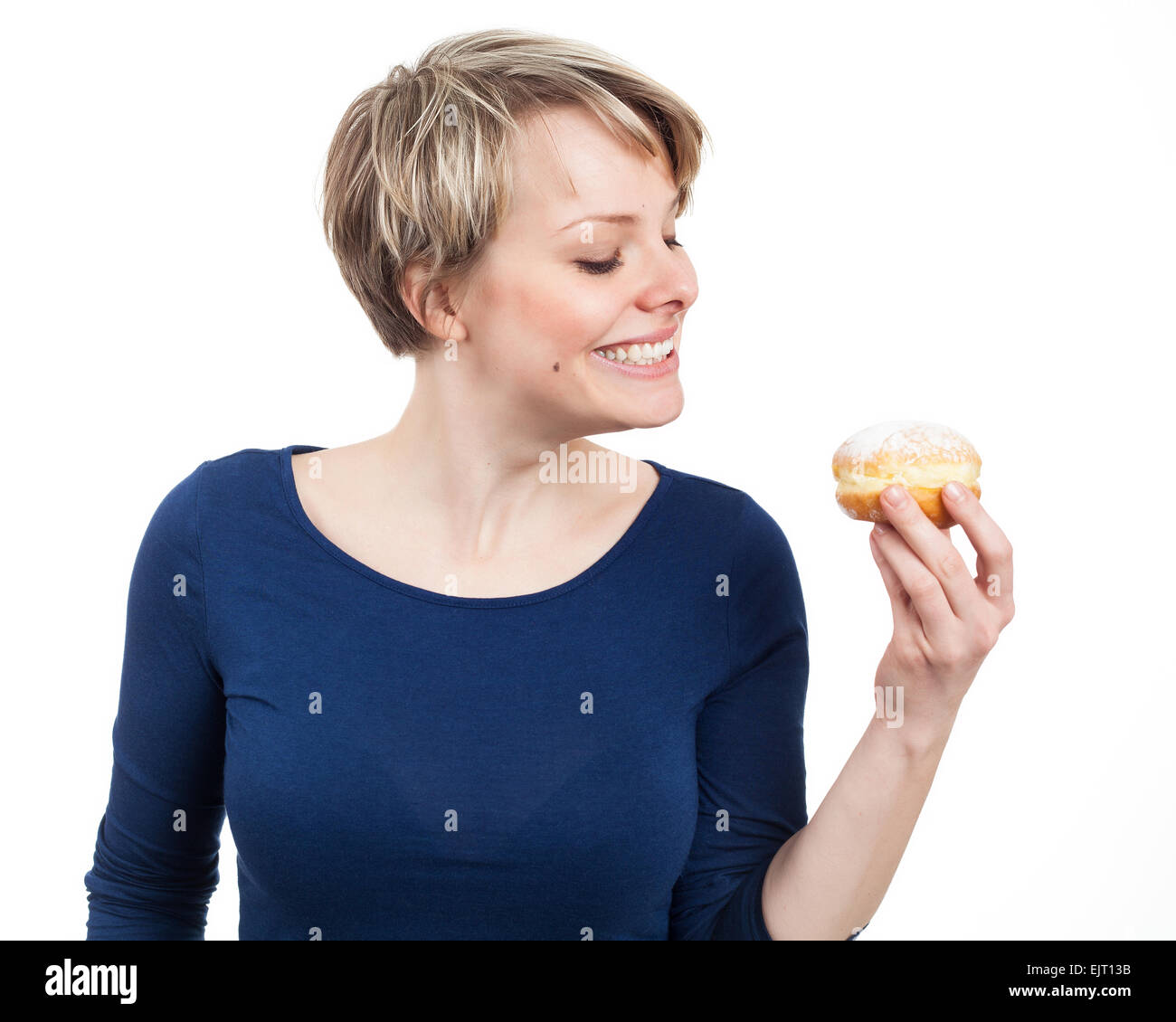 Giovane donna circa per mangiare una ciambella, isolato su bianco Foto Stock