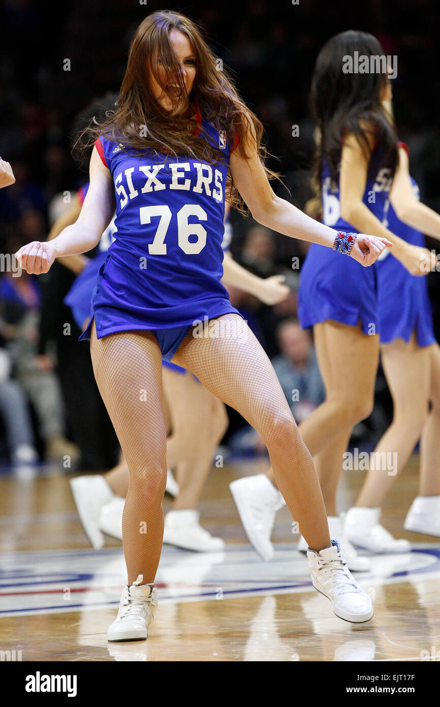 Le ore di lavoro straordinario. 30 Mar, 2015. Philadelphia 76ers ballerini eseguono durante il gioco NBA tra i Los Angeles Lakers e la Philadelphia 76ers presso la Wells Fargo Center di Philadelphia, Pennsylvania. I Los Angeles Lakers ha vinto 113-111 in ore di lavoro straordinario. © csm/Alamy Live News Foto Stock