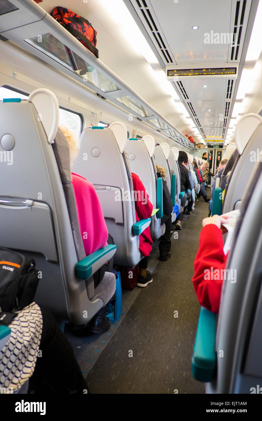 I passeggeri di un treno arriva nel West Midlands, England, Regno Unito Foto Stock