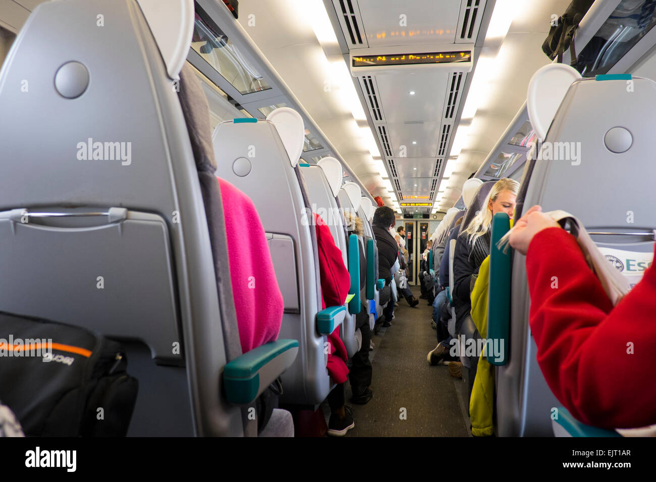 I passeggeri di un treno arriva nel West Midlands, England, Regno Unito Foto Stock