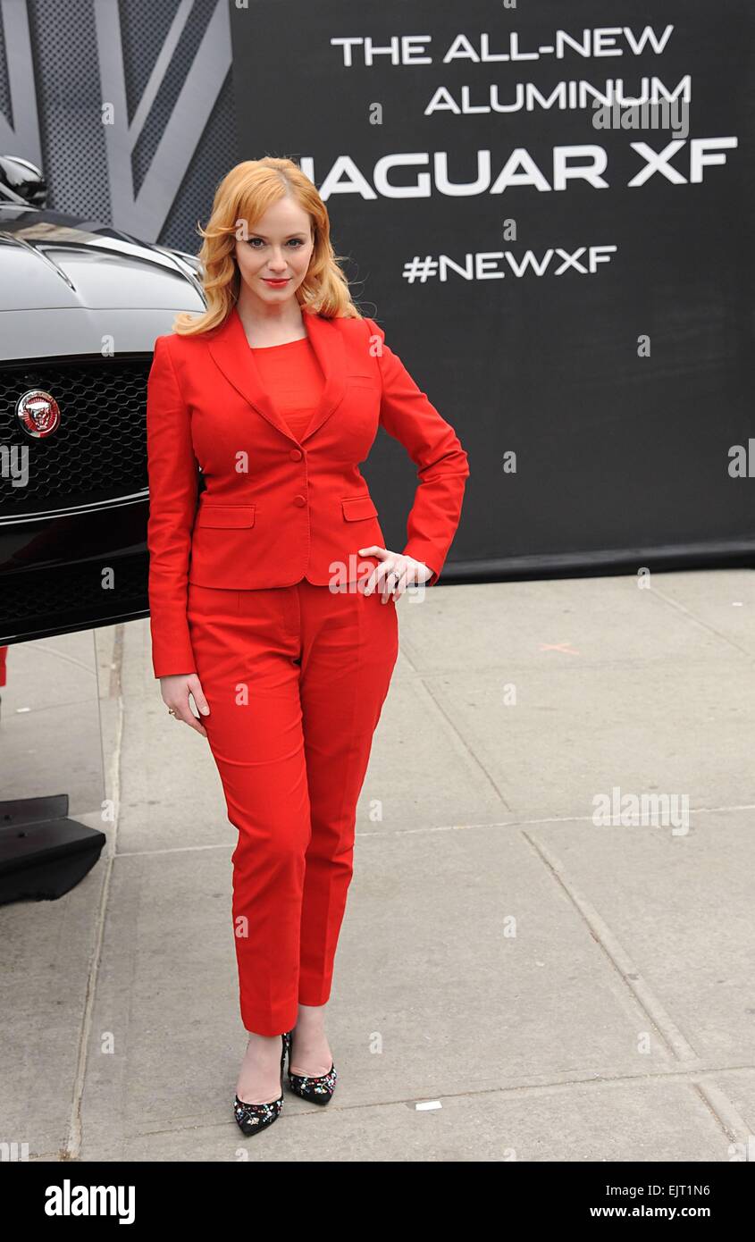 New York, NY, STATI UNITI D'AMERICA. 31 Mar, 2015. Christina Hendricks ad una apparizione pubblica per Jaguar rivela nuovissimi All-Aluminum XF Auto, Flatiron District, New York, NY Marzo 31, 2015. Credito: Kristin Callahan/Everett raccolta/Alamy Live News Foto Stock