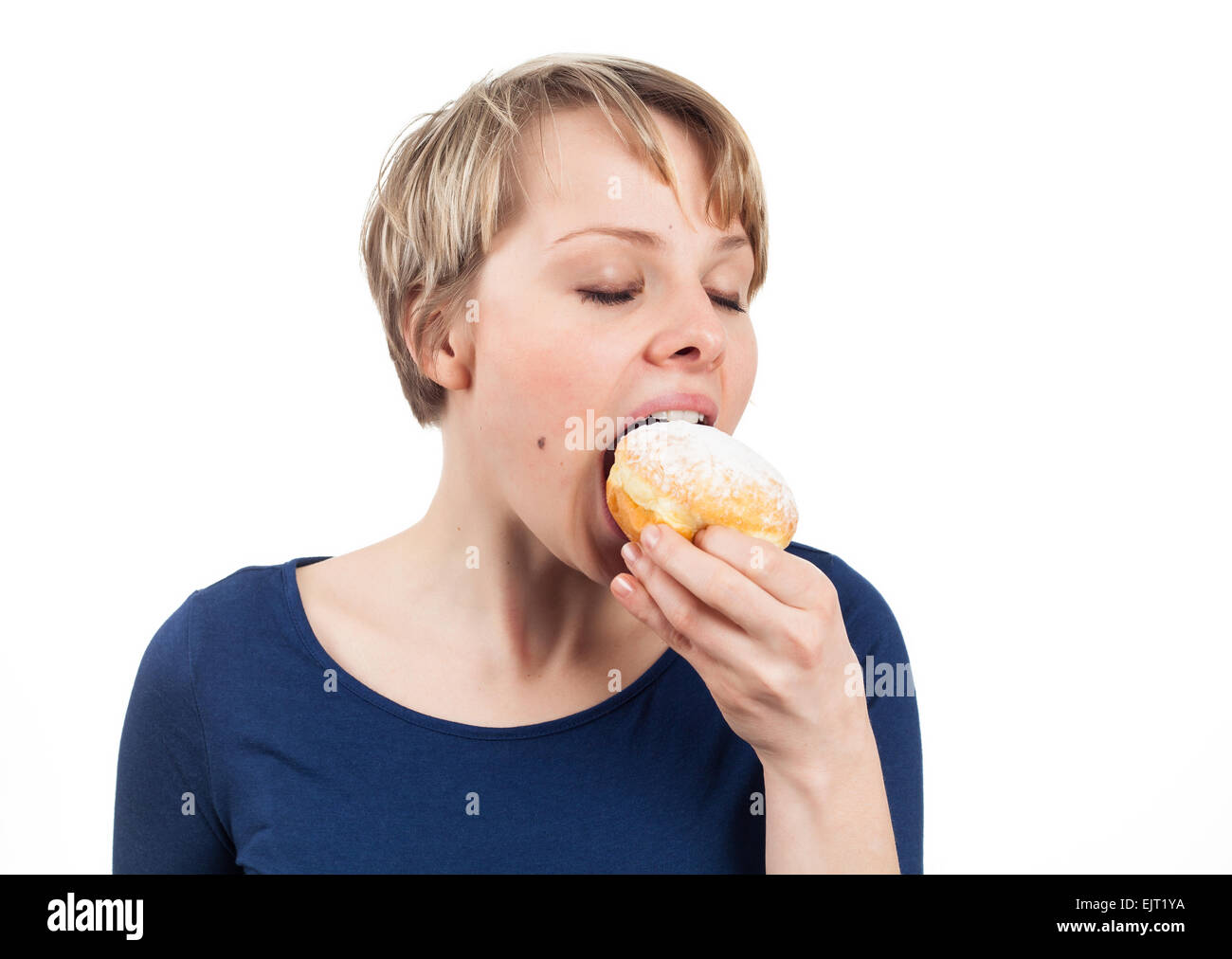 Giovane donna di mangiare una ciambella, isolato su bianco Foto Stock