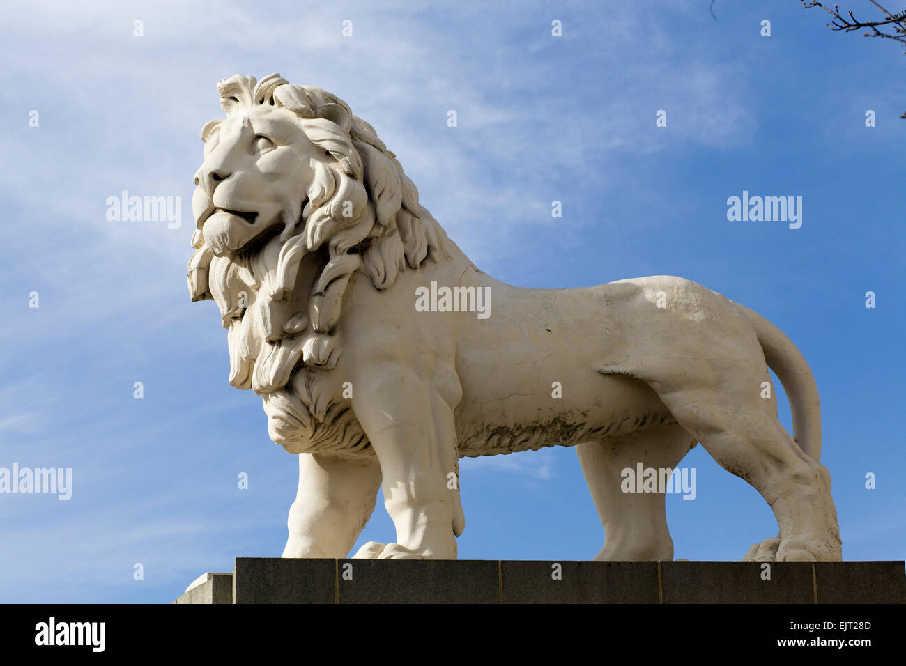 La Coade leone di pietra a guardia della estremità meridionale del Westminster Bridge Foto Stock