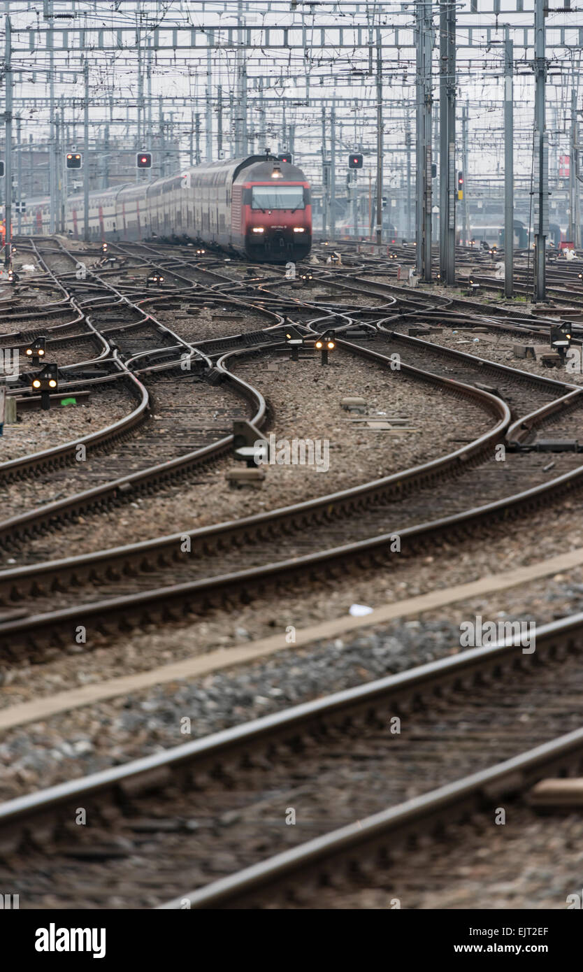 Un treno si sta avvicinando alla stazione principale di Zurigo con le sue molte giunzioni ferroviarie, le linee di contatto aeree e segnali. Foto Stock