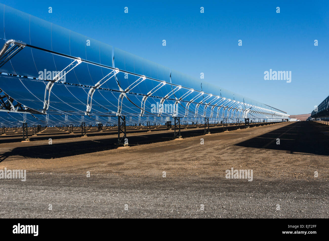 Canale parabolico di raccolta di energia solare pannelli in Andasol solar power station nei pressi de la Calahorra, provincia di Granada, Spagna Foto Stock