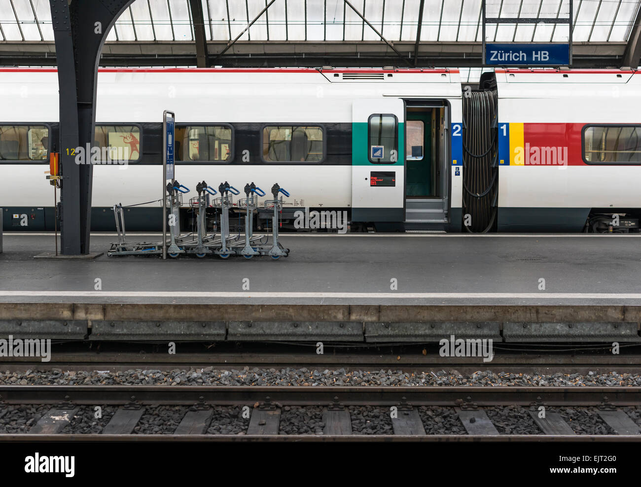 Un treno delle FFS, federale della Svizzera operatore ferroviario è in attesa con le porte aperte su una piattaforma della stazione principale di Zurigo. Foto Stock