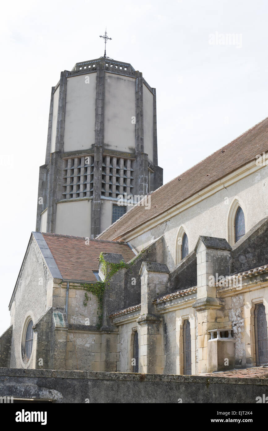 Torre insolita struttura attaccata a un più convenzionale vecchia chiesa a Tournon-d'Agenais, Francia. Foto Stock