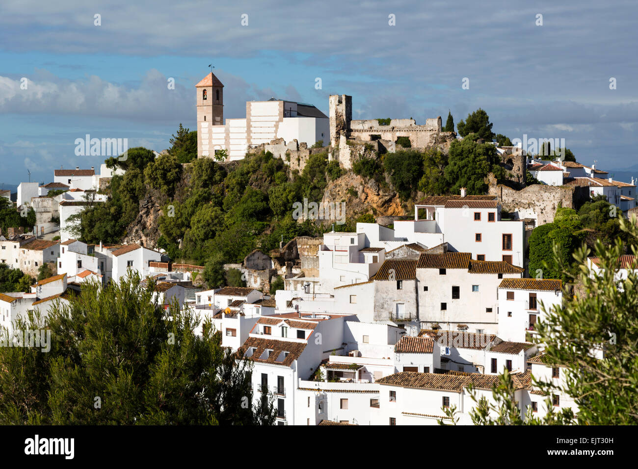 Casares, provincia di Malaga, Andalusia, Spagna meridionale. Pitturato di bianco tipico paese di montagna Foto Stock