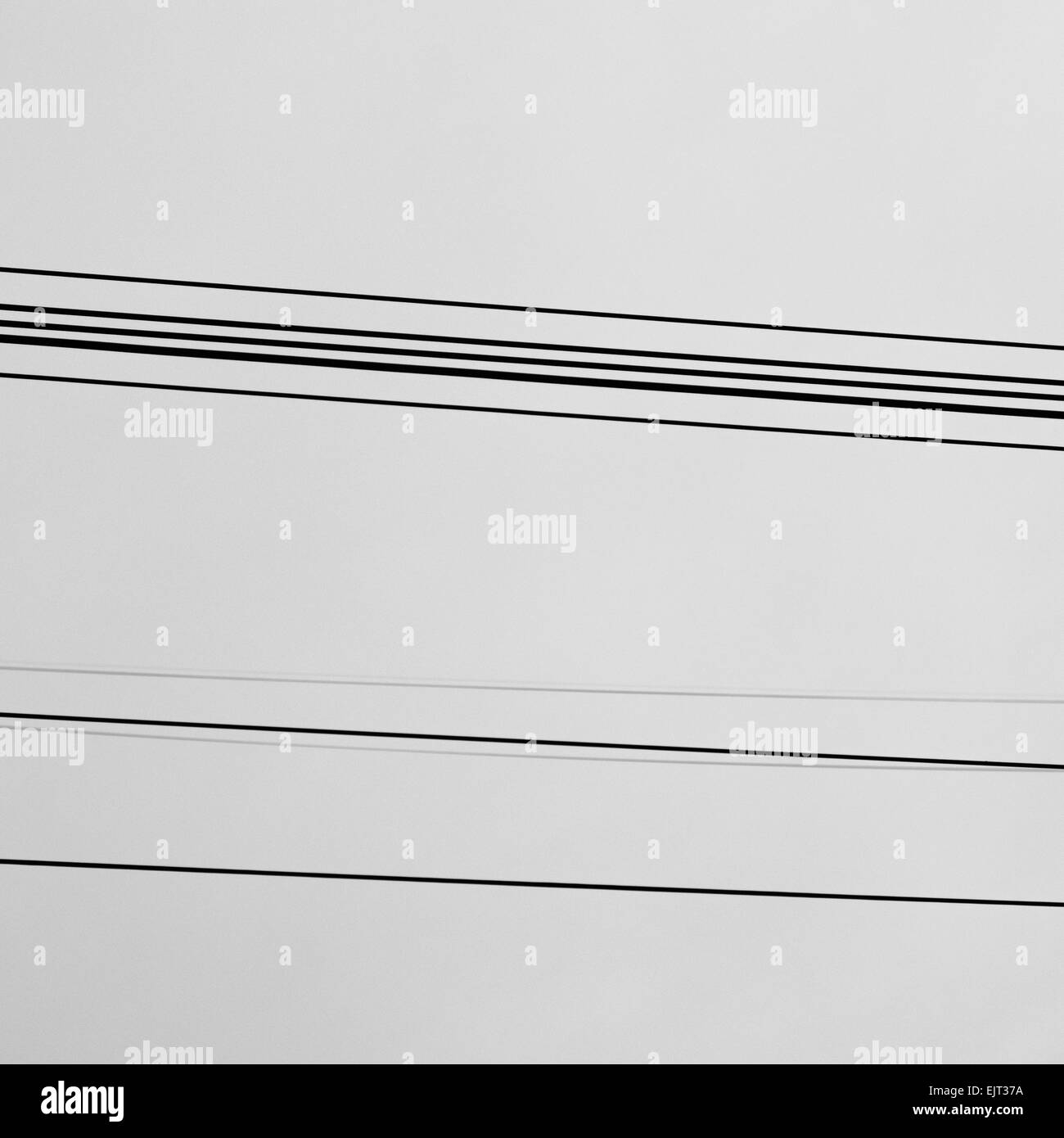 Righe in bianco e nero, b&W, città, paesaggio, astratta, emozionale, dritto, cavi, fili, filo, cavo, sky Foto Stock