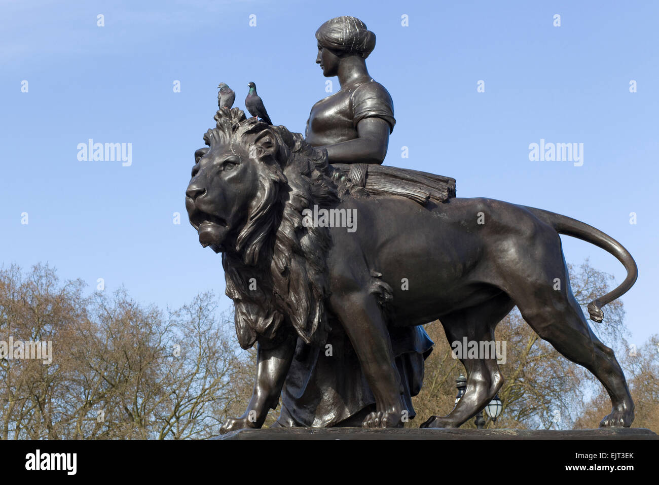 In bronzo dorato e Donna Lion il Monumento Victoria di Londra Inghilterra Foto Stock