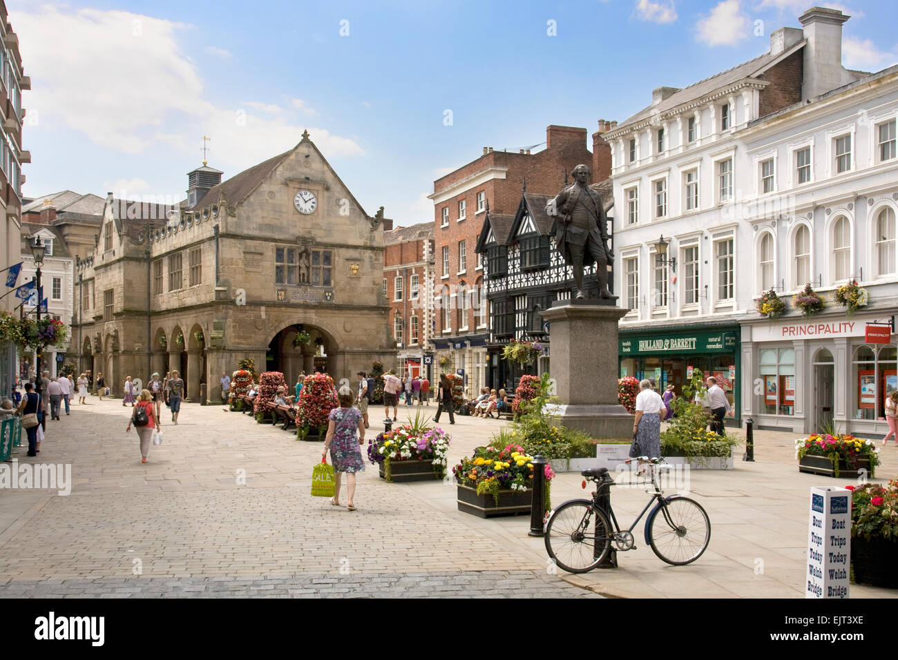 Generale, ampia vista di persone a godersi il bel tempo nella piazza di Shrewsbury Town Center, Shropshire, Regno Unito. Estate 2014. Foto Stock