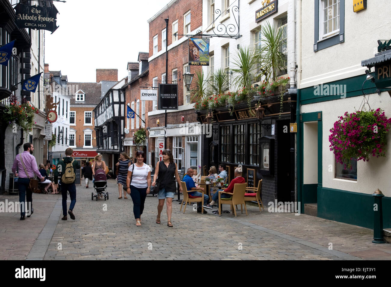 Pedoni e al fresco e diners a godersi il bel tempo in Butcher Row, una delle tante belle strade a Shrewsbury Town Center, Shropshire. Foto Stock