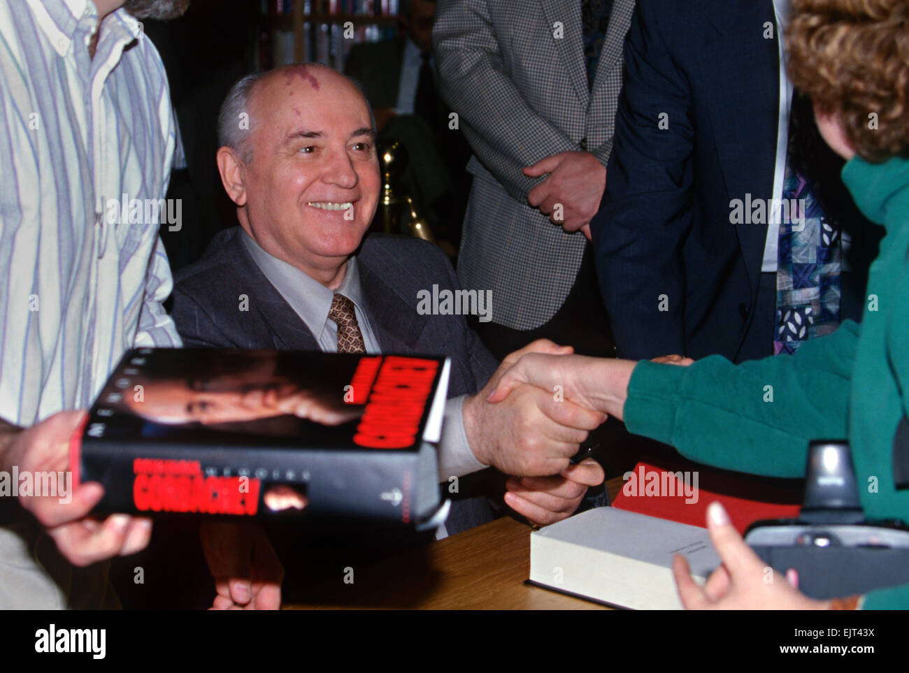 L'ex presidente sovietico Mikhail Gorbachev, con la sua caratteristica macchia di vino-porto sulla sua testa, sorride mentre firma le copie della sua nuova autobiografia 'memorie' a Borders Books & Music, 25 ottobre 1996 a Washington, D.C. Foto Stock