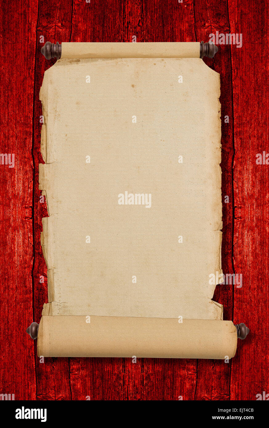 Vintage bianco carta invecchiata scorrere sul rosso sfondo di legno con copia spazio. Stile antico manoscritto di pergamena Foto Stock
