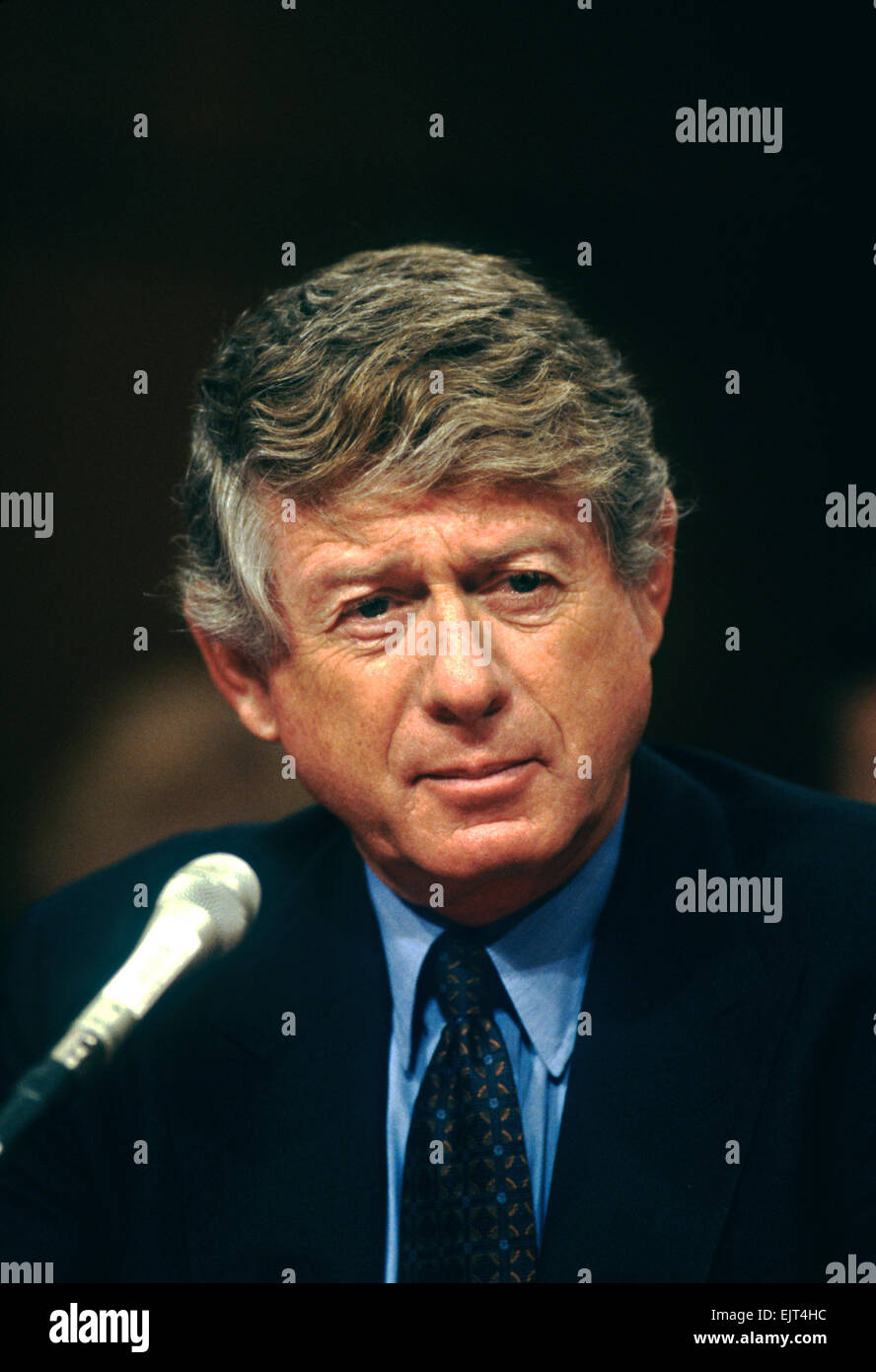 Il giornalista televisivo Ted Koppel testimonia in Senato Comitato di selezione sulla Intelligence Luglio 17, 1996 a Washington, DC. Le audizioni ha esaminato la Central Intelligence Agency politica sull'uso dei giornalisti come copertura per le operazioni di intelligence Foto Stock