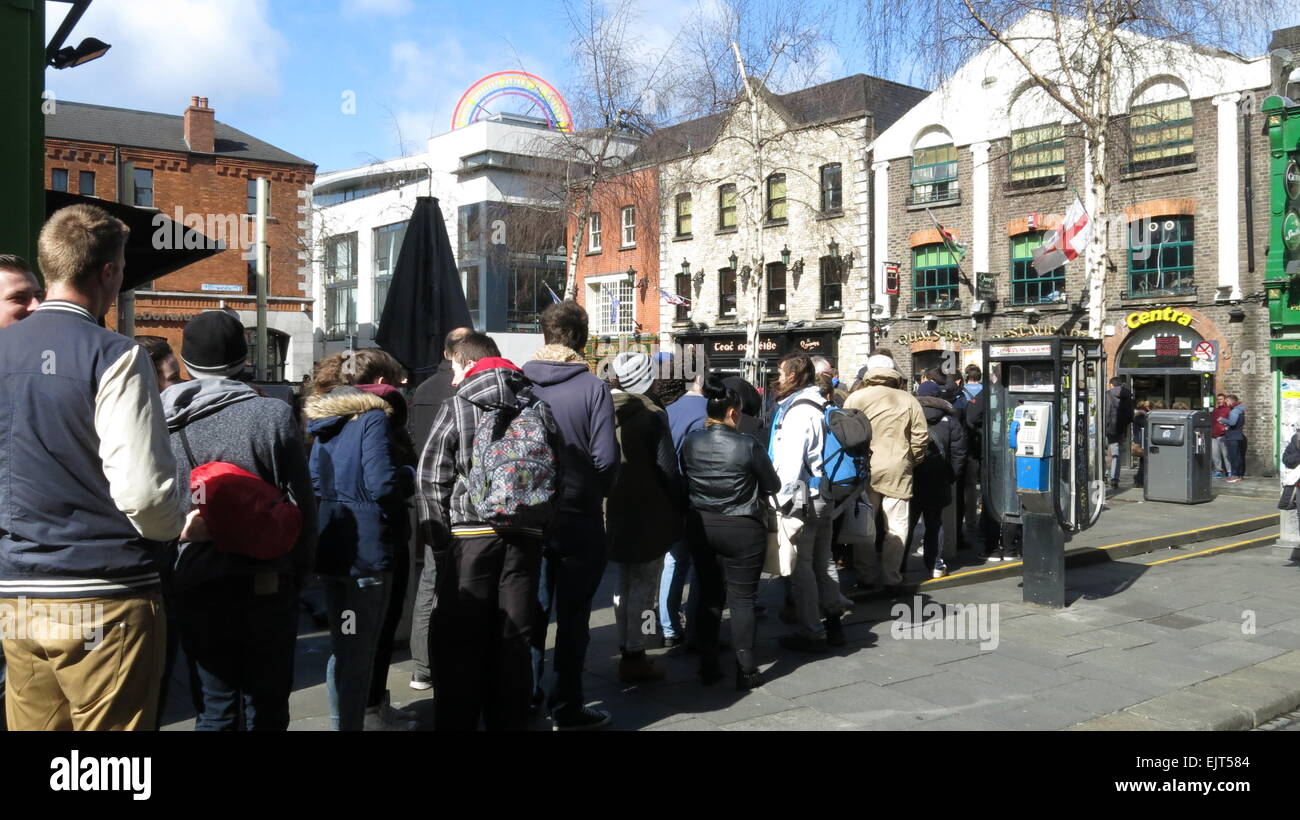 Dublino, Irlanda. 31 Mar, 2015. Immagini di persone in coda in Dublino Temple Bar per prendere parte alla extra casting aperti per la nuova stagione dei vichinghi serie tv. La colata avviene a Filmbase, Temple Bar. Credito: Brendan Donnelly/Alamy Live News Foto Stock