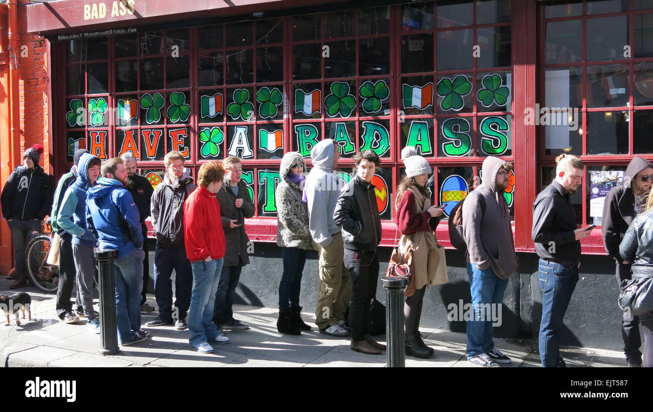 Dublino, Irlanda. 31 Mar, 2015. Immagini di persone in coda in Dublino Temple Bar per prendere parte alla extra casting aperti per la nuova stagione dei vichinghi serie tv. La colata avviene a Filmbase, Temple Bar. Credito: Brendan Donnelly/Alamy Live News Foto Stock