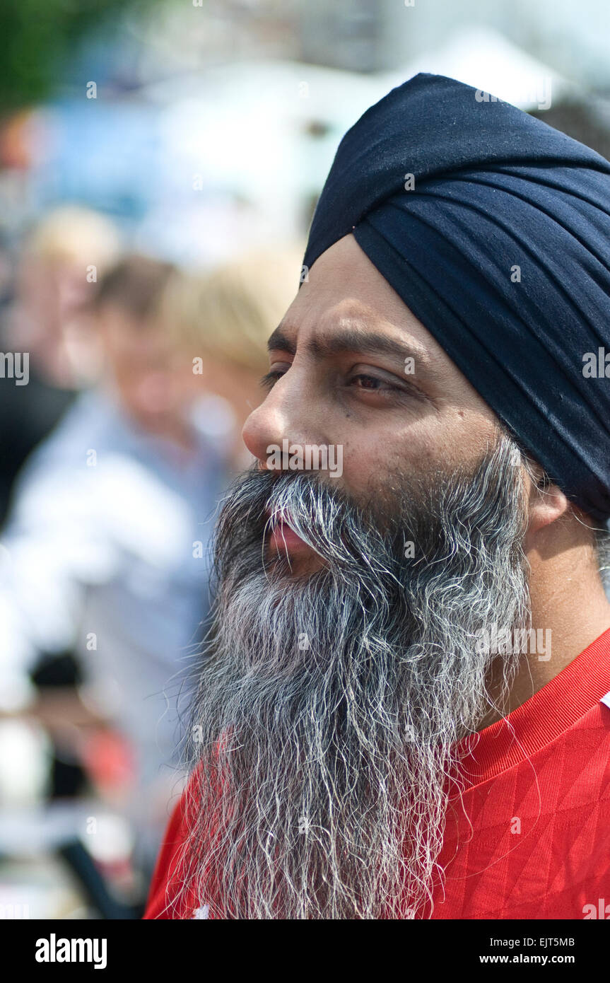 Un gentiluomo Sikh con barba lunga e turbante Foto Stock
