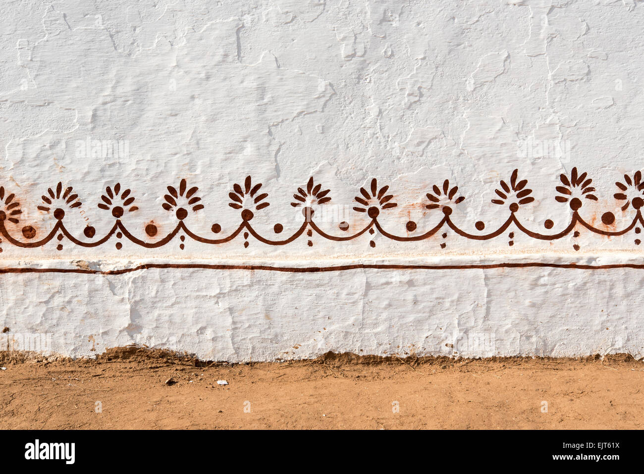 Decorazione della tradizionale casa Bhujodi dal Gujarat come visualizzato nel villaggio di Shilpgram nei pressi di Udaipur, India Foto Stock