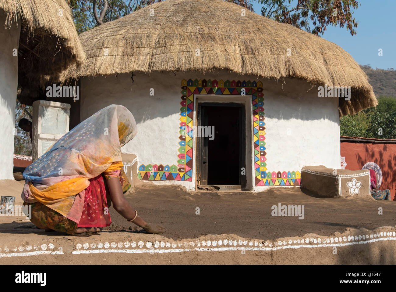 Tradizionale Banni Meghwal Tribal House dal Gujarat conservati in mestieri Shilpgram villaggio nei pressi di Udaipur, India Foto Stock