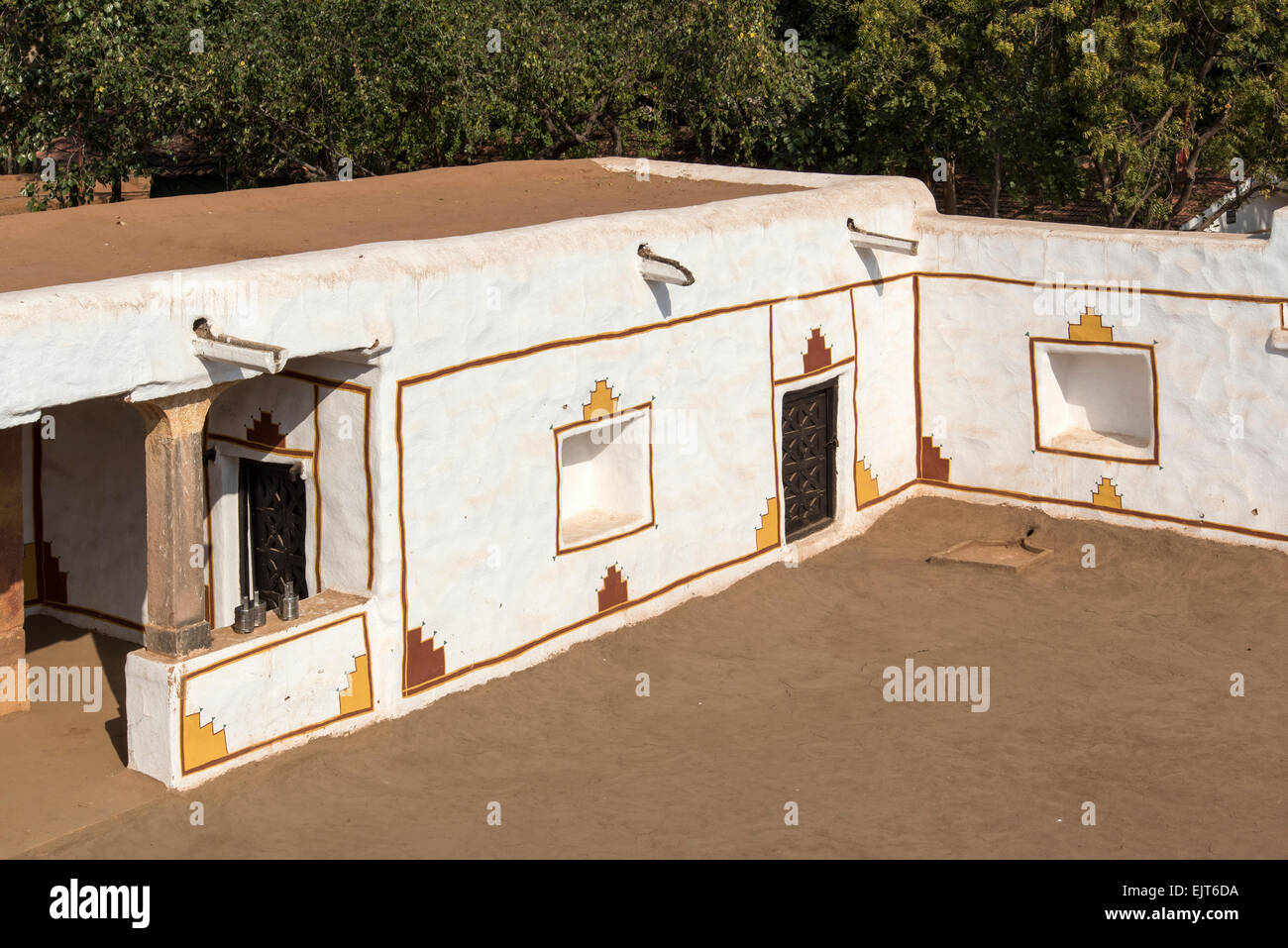 Casa tradizionale del villaggio di Sam in Jaisalmer Desert conservati al villaggio di Shilpgram nei pressi di Udaipur, India Foto Stock