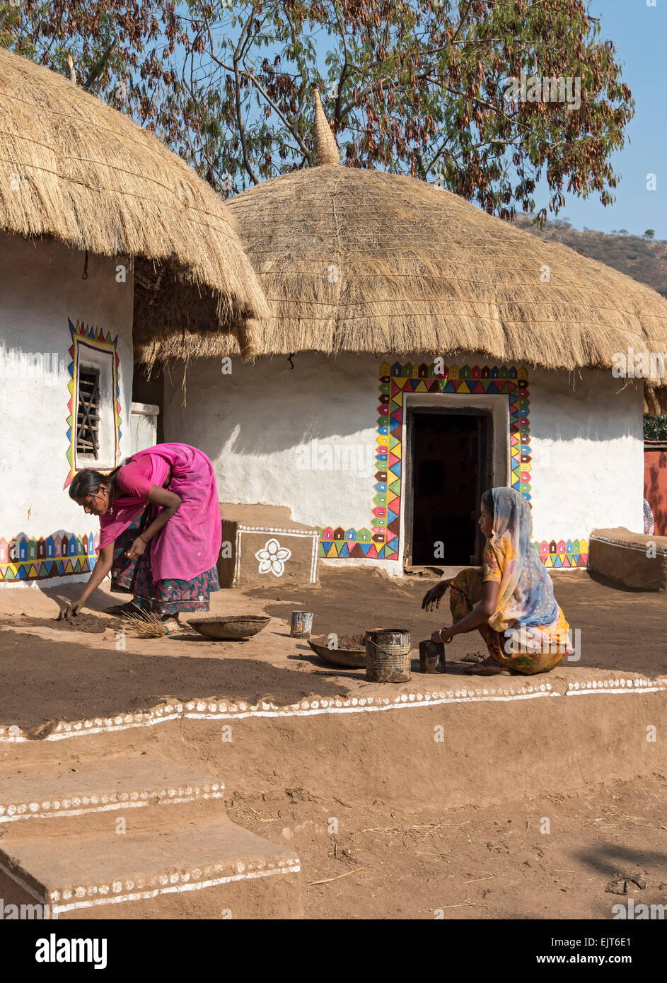 Tradizionale Banni Meghwal Tribal House dal Gujarat conservati in mestieri Shilpgram villaggio nei pressi di Udaipur, India Foto Stock