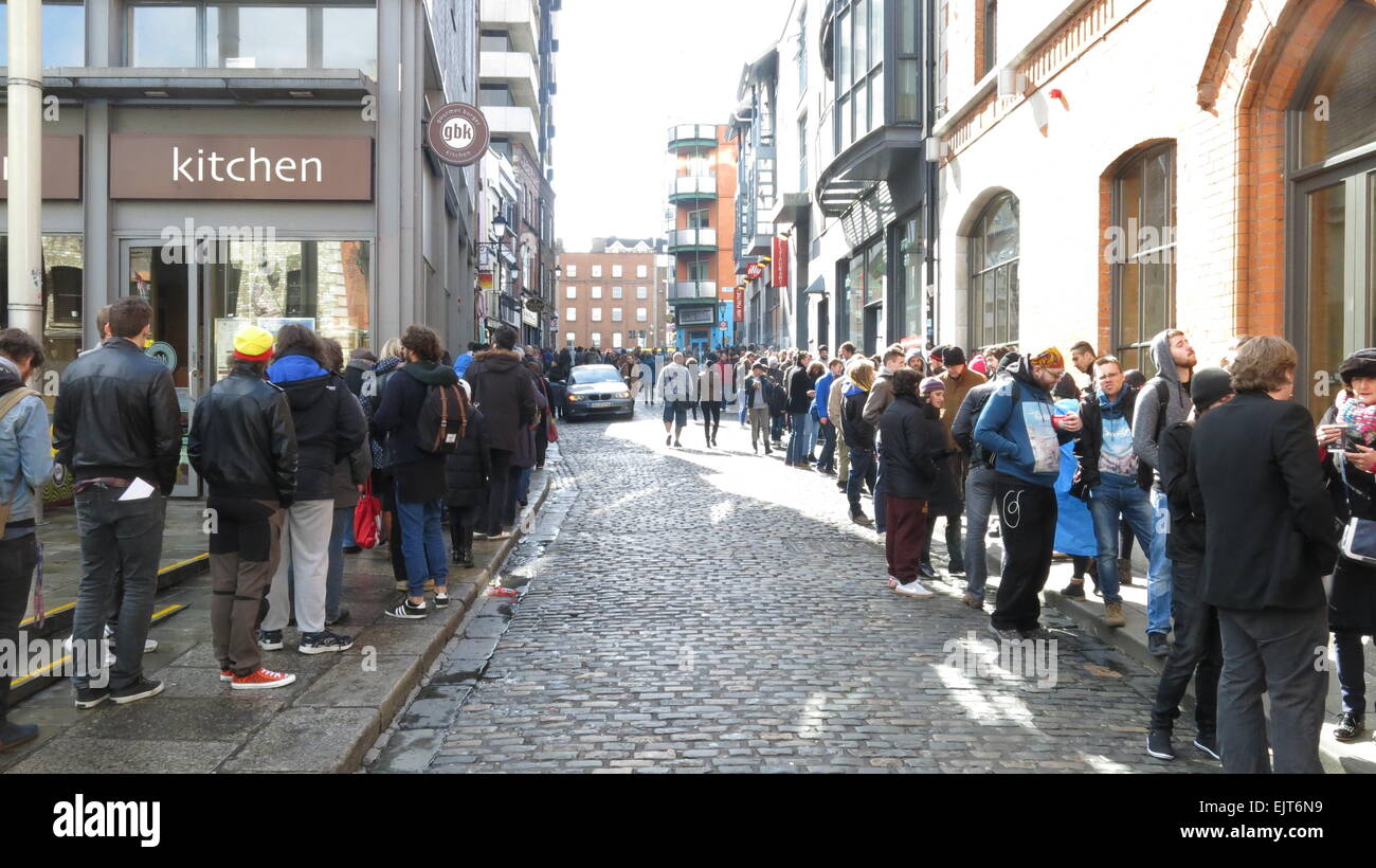 Dublino, Irlanda. 31 Mar, 2015. Immagini di persone in coda in Dublino Temple Bar per prendere parte alla extra casting aperti per la nuova stagione dei vichinghi serie tv. La colata avviene a Filmbase, Temple Bar. Credito: Brendan Donnelly/Alamy Live News Foto Stock