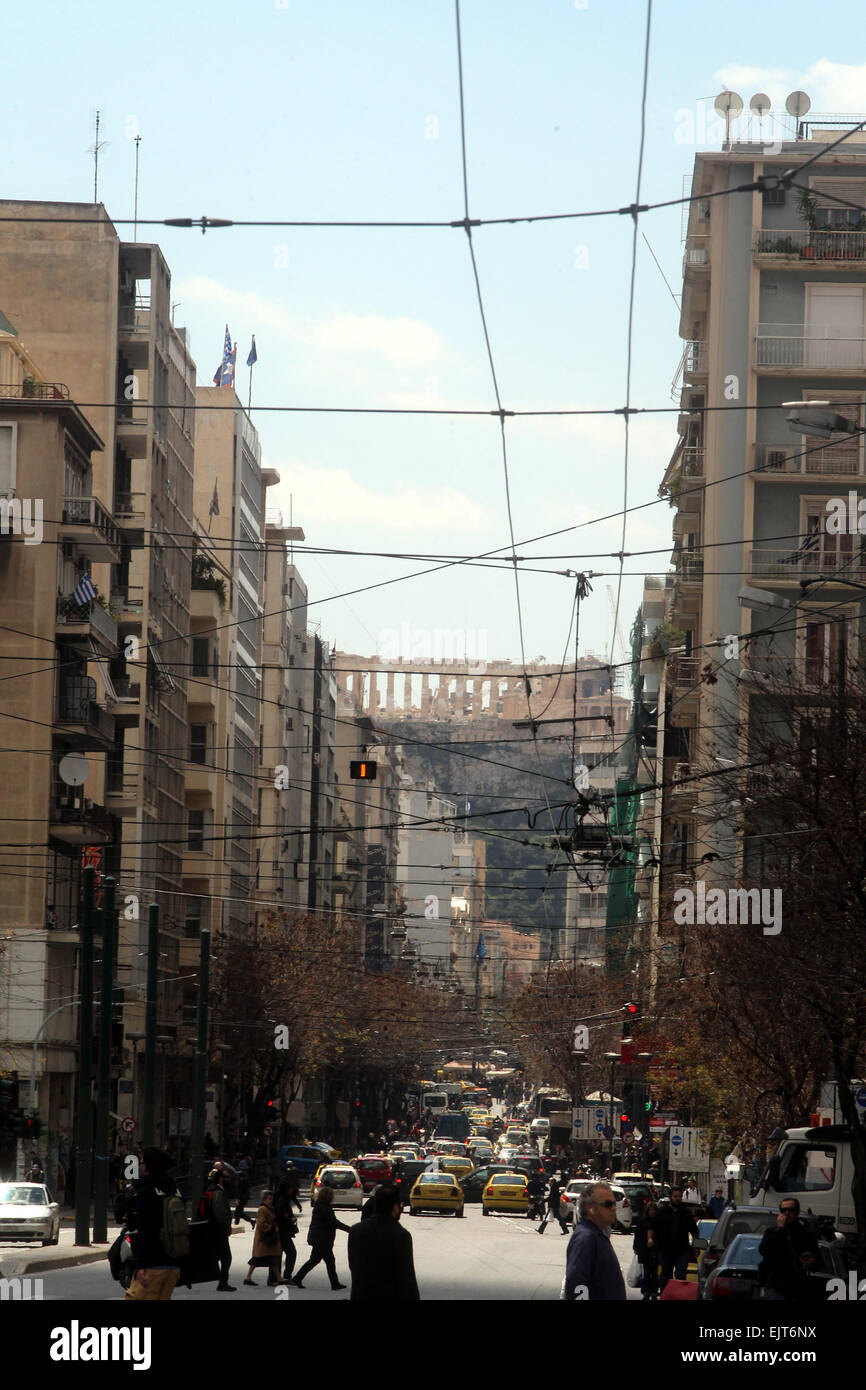 Atene, Grecia. 31 Mar, 2015. L'Acropolis hill è visibile tra i blocchi di appartamenti e negozi nel centro di Atene, in Grecia, il 31 marzo 2015. Debito-laden Grecia inaugurato nel maggio 2013 la procedura per ottenere i permessi di soggiorno, che può essere rinnovato ogni cinque anni per i cittadini di paesi terzi in possesso di progetti immobiliari con un valore superando 250.000 euro (circa 268,420 dollari USA). Gli investitori possono esplorare le opportunità in questo 'real break per visa' programma, nonostante il paese della sfide finanziarie degli ultimi mesi e altri ostacoli. © Marios Lolos/Xinhua/Alamy Live News Foto Stock